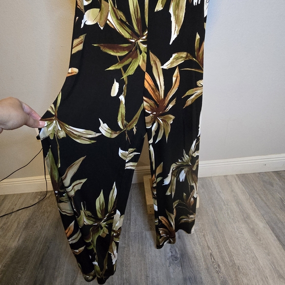 T Tahari Black and Brown Leaf Print Jumpsuit. Size L. nwt. - Picture 7 of 9